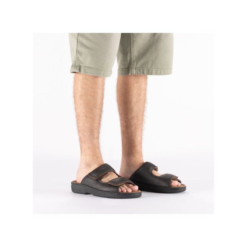 Braune Rieker Herren Pantoletten 20390-24 aus Glattleder mit Klettverschluss. Schuh am Fuß.