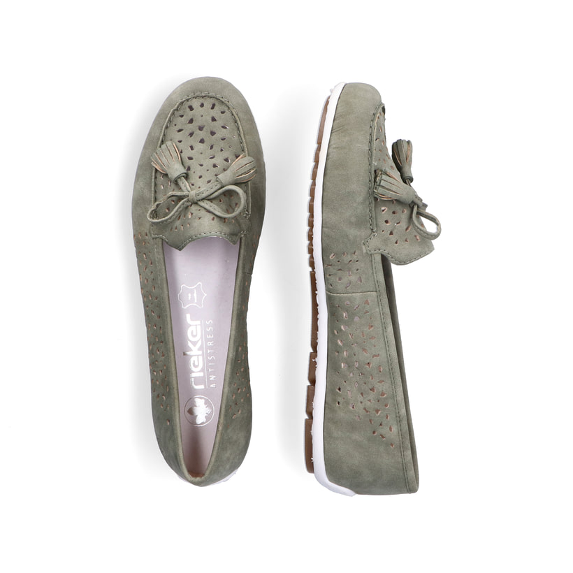 Grüne Rieker Damen Loafer 46886-52 in Löcheroptik sowie extra weicher Decksohle. Schuh von oben, liegend.