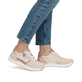 Rosane Rieker Damen Sneaker Low 58902-31 mit einem Reißverschluss. Schuh am Fuß.