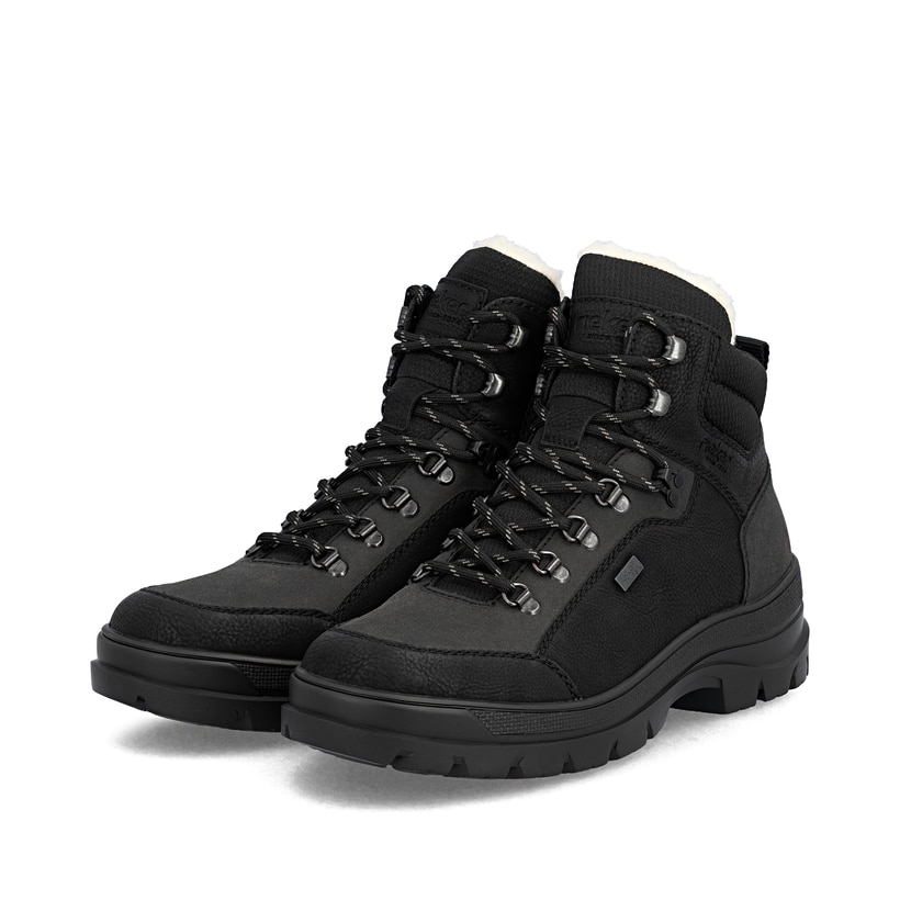 Asphaltschwarze Rieker Herren Schnürstiefel F5410-00 mit Flip-Grip Sohle mit Spikes. Schuhpaar schräg.
