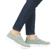 Grüne vegane Rieker Damen Slipper L7463-52 mit einem Gummizug. Schuh am Fuß.