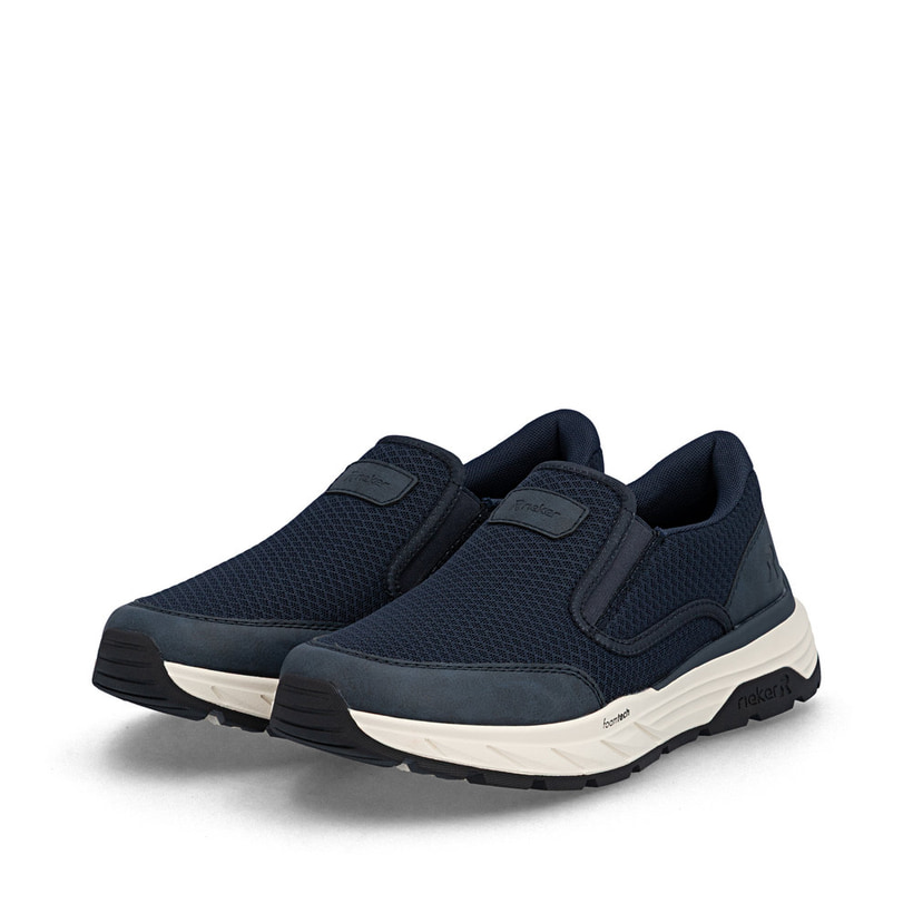 Blaue Rieker Herren Slipper 06152-14 mit einem Gummizug sowie dem Gel-Fußbett. Schuhpaar seitlich schräg.