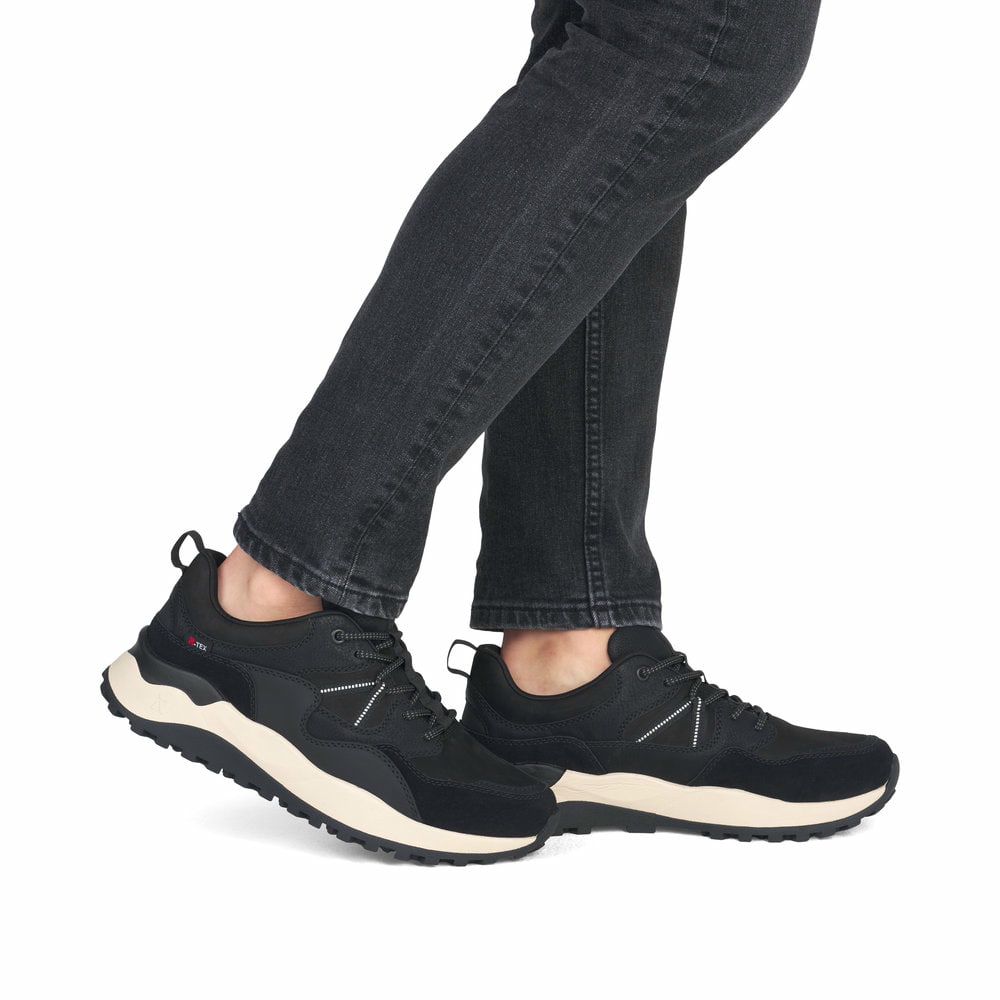 Baskets basses Rieker noires pour homme U1301-02 avec membrane RiekerTEX. Chaussure au pied.