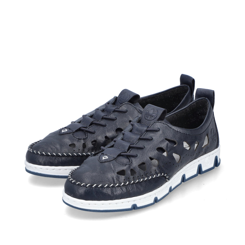 Blaue Rieker Damen Slipper 49956-14, Barfußschuhe mit einem Gummizug. Schuhpaar seitlich schräg.