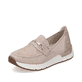 Zartrosane vegane Rieker Damen Loafer 58955-31 mit einem Elastikeinsatz. Schuh seitlich schräg.