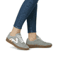 Graue vegane Rieker Damen Sneaker Low M5512-45 mit einer Schnürung. Schuh am Fuß.