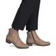 Beige Rieker Damen Stiefeletten Y0762-64 mit einem Reißverschluss. Schuh am Fuß.