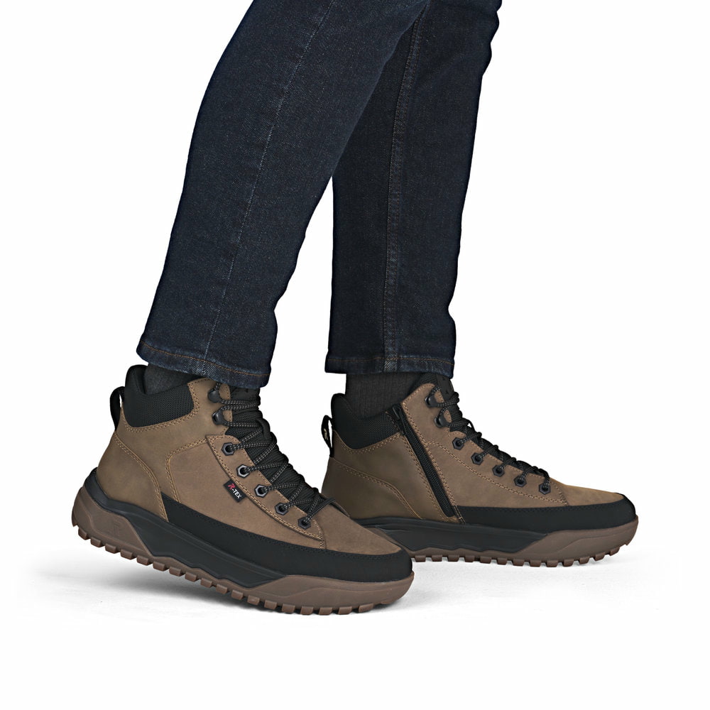 Braune Rieker Herren Schnürstiefel U1571-20 mit wasserabweisender TEX-Membran. Schuh am Fuß.