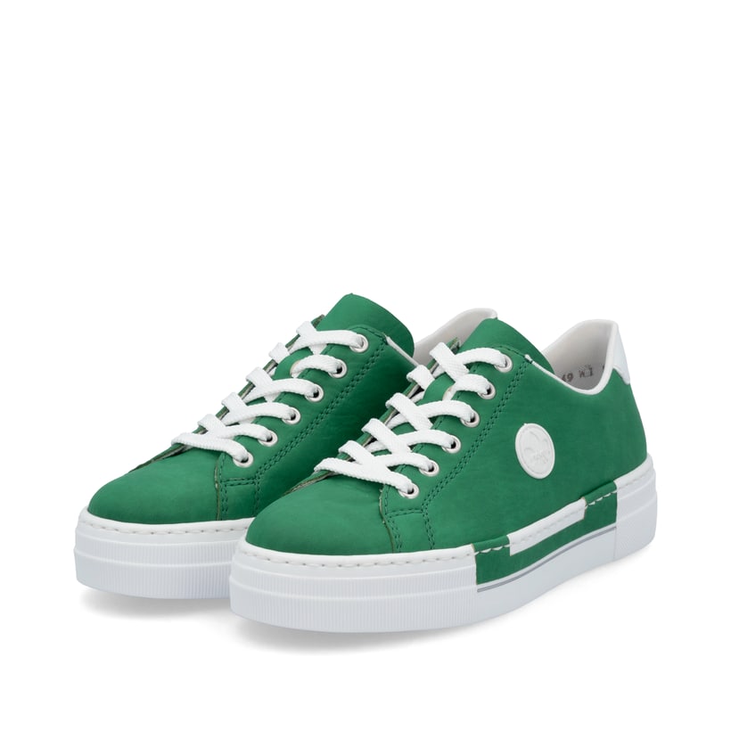 Grüne Rieker Damen Sneaker Low N49W1-52 mit einer Schnürung. Schuhpaar seitlich schräg.