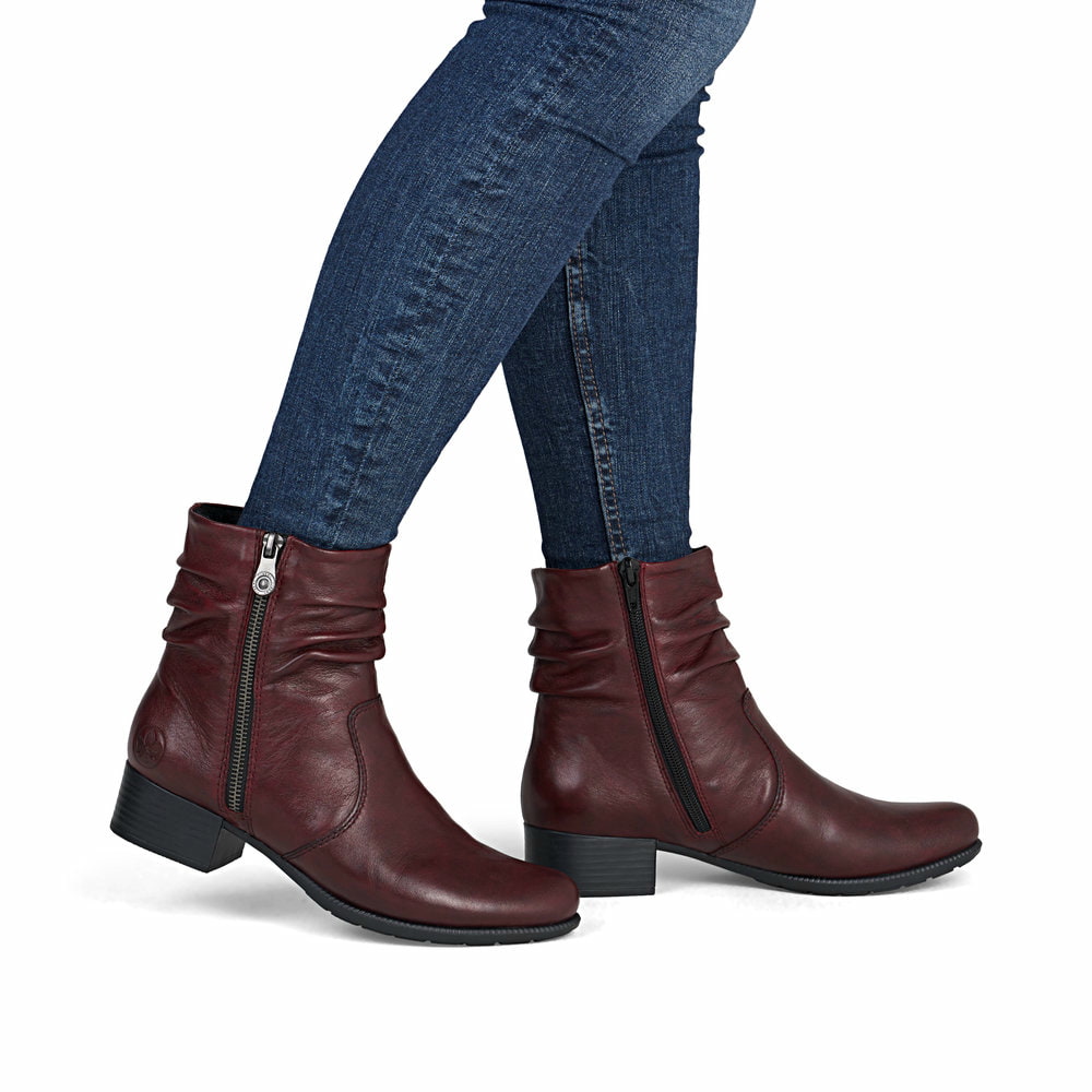 Rote Rieker Damen Stiefeletten 78656-35 aus Glattleder mit einem Reißverschluss. Schuh am Fuß.