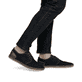 Schwarze Rieker Herren Schnürschuhe B5249-00 mit der Komfortweite G 1/2. Schuh am Fuß.