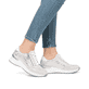 Silberne Rieker Damen Sneaker Low N4316-90 mit einem Reißverschluss. Schuh am Fuß.