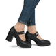 Schwarze Rieker Pumps Y4164-00 mit einer Schnalle sowie der Komfortweite G. Schuh am Fuß.