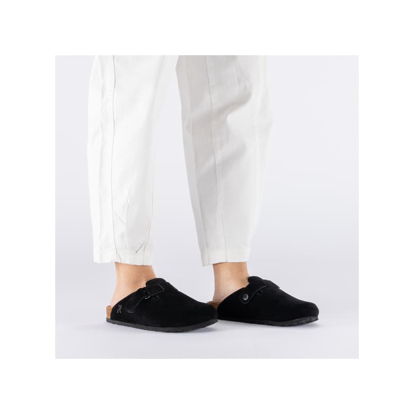Schwarze Rieker Damen Clogs V6194-00 aus Glattleder mit einem Klettverschluss. Schuh am Fuß.