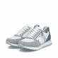 Baskets basses Rieker bleues pour femme 49010-12 en cuir lisse. Chaussures inclinées sur le côté.