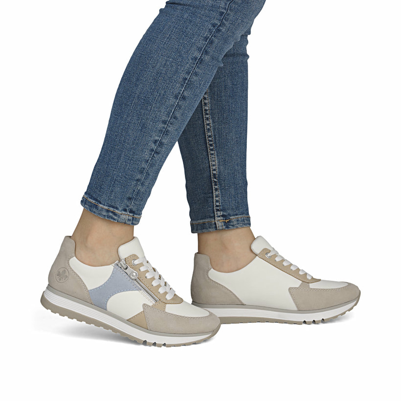 Weiße Rieker Damen Sneaker Low 49010-81 aus Rauleder mit einem Reißverschluss. Schuh am Fuß.