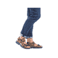 Braune Rieker Herren Trekkingsandalen 26156-25 mit einem Klettverschluss. Schuh am Fuß.