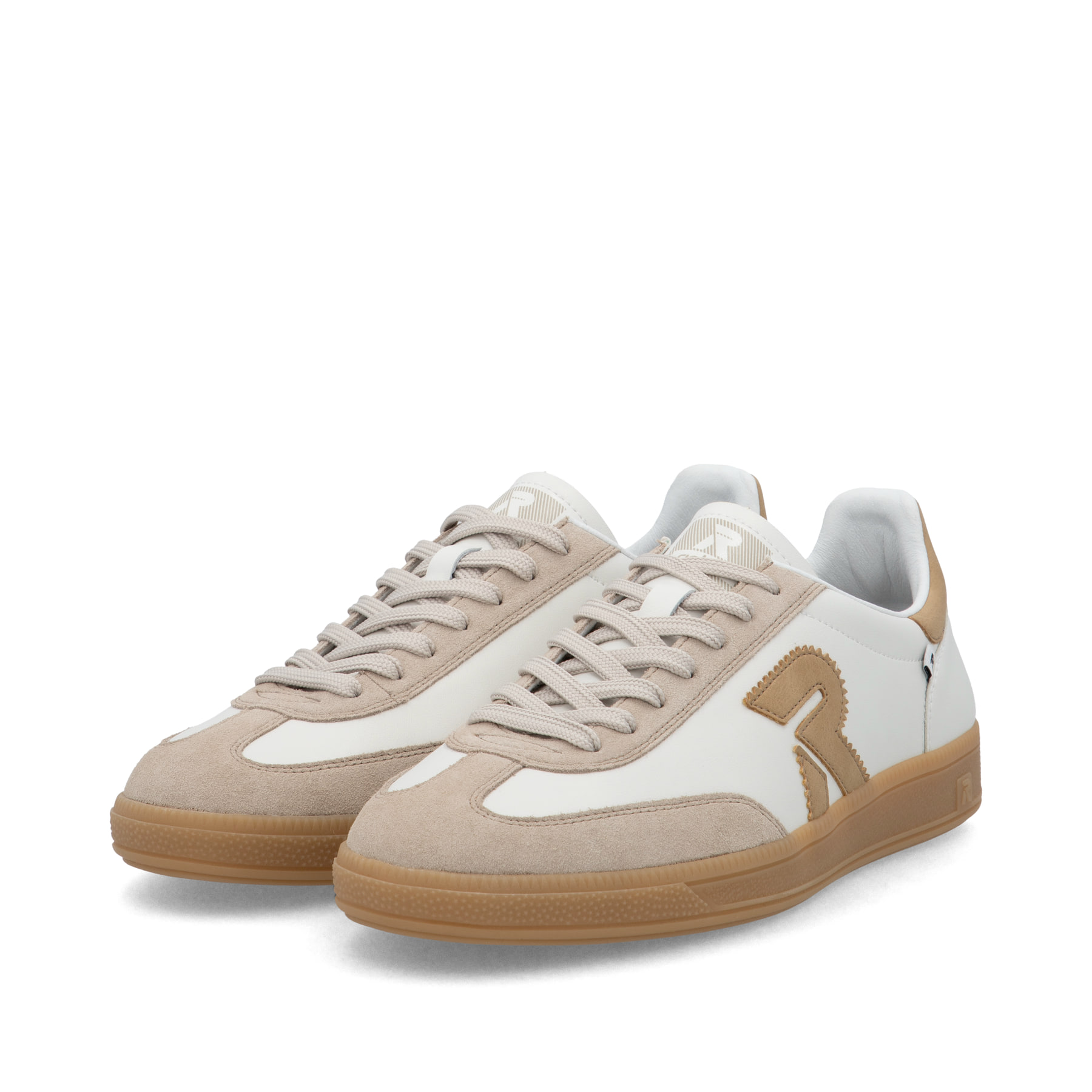 Weiße Rieker Herren Sneaker Low U2200-81 mit Schnürung sowie abriebfester Sohle. Schuhpaar seitlich schräg.