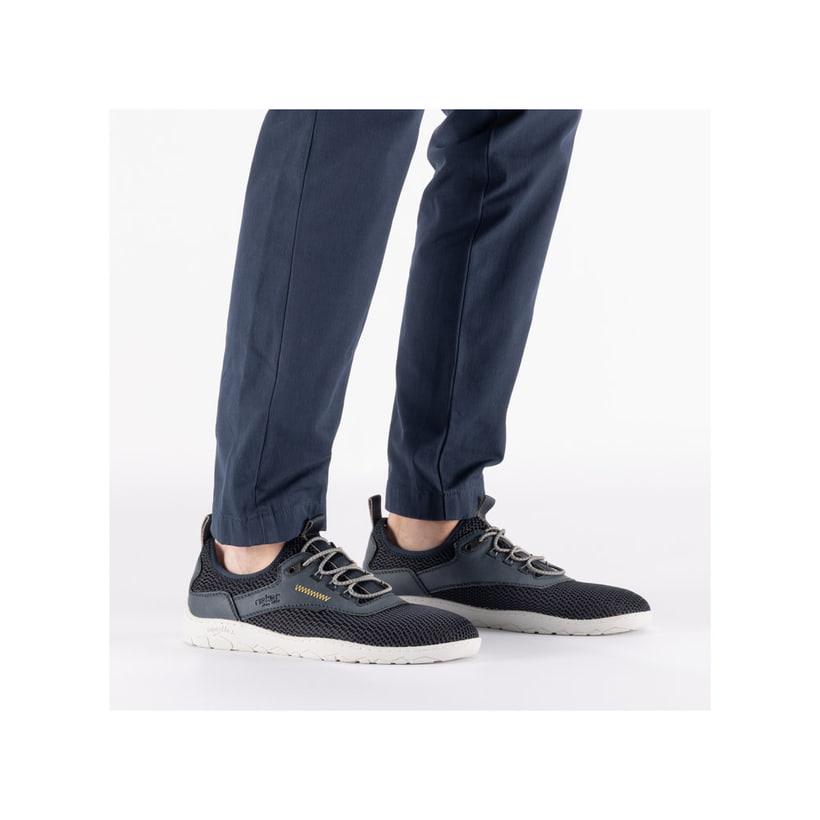 Blaue Rieker Herren Slipper 08365-14, Barfußschuhe mit einem Gummizug. Schuh am Fuß.