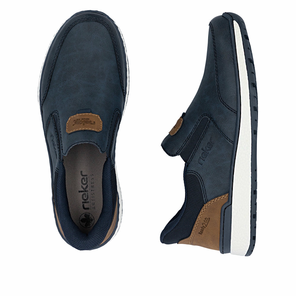Dunkelblaue Rieker Herren Slipper B9057-14 mit einem Gummizug sowie Extraweite H. Schuh von oben, liegend.