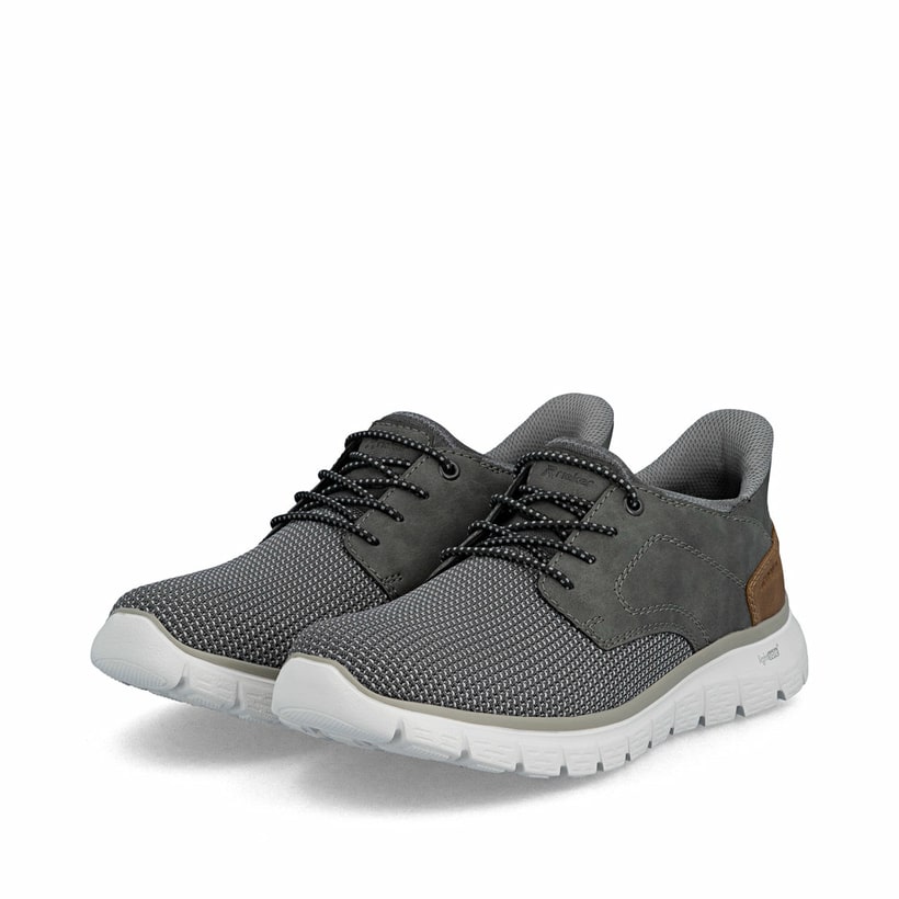 Graue Rieker Herren Slipper B6658-42 mit Ready2GO easy in Feature sowie Gummizug. Schuhpaar seitlich schräg.