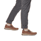 
Holzbraune Rieker Herren Slipper 14362-24 mit einer schockabsorbierenden Sohle. Schuh am Fuß