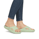 Grüne Rieker Damen Pantoletten W3450-52 mit flexibler und ultraleichter Sohle. Schuh am Fuß.
