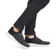 Schwarze Rieker Herren Slipper 13150-00 mit einer Gummischnürung. Schuh am Fuß.