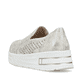 Beige Rieker Damen Loafer N8155-60 in Löcheroptik mit einem Gummizug. Schuh von hinten.