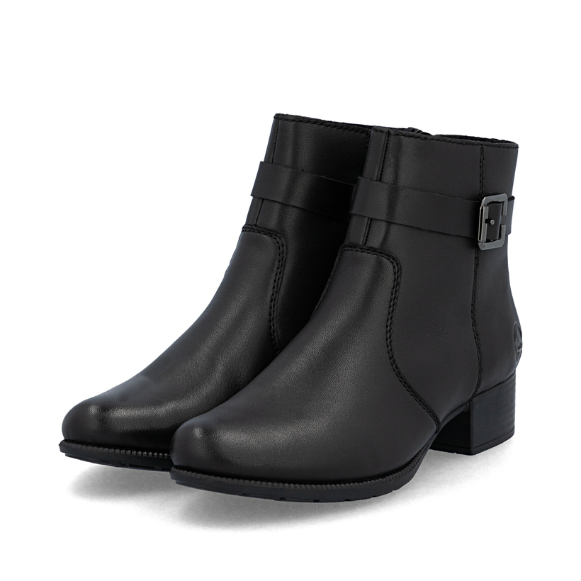 Schwarze Rieker Damen Stiefeletten 78664-00 aus Glattleder mit Reißverschluss. Schuhpaar seitlich schräg.