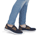 Blaue Rieker Herren Slipper B9656-14 mit einem Gummizug sowie der Komfortweite G. Schuh am Fuß.