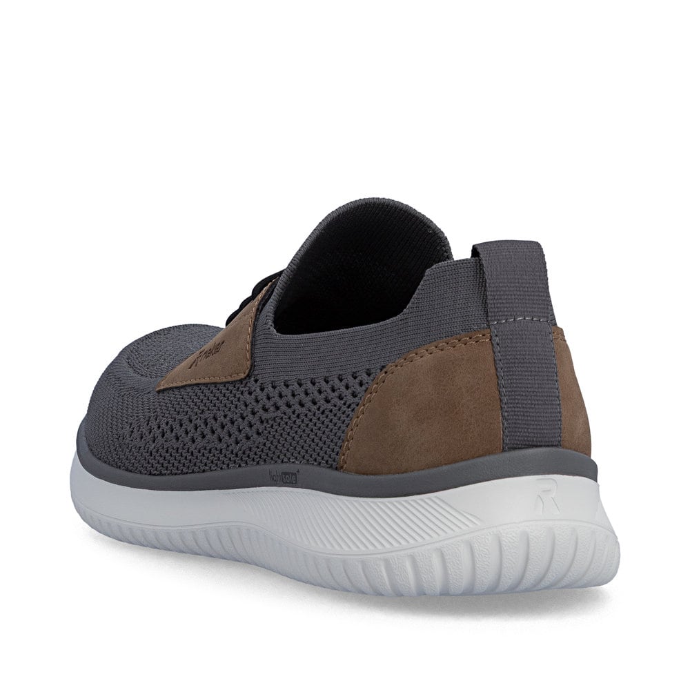 Graue Rieker Herren Slipper B9656-45 mit einem Gummizug sowie der Komfortweite G. Schuh von hinten.