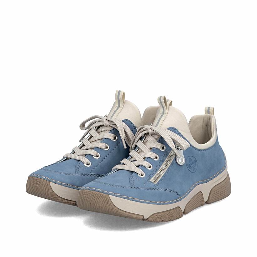 Blaue Rieker Damen Slipper 45973-14 mit Deko-Reißverschluss sowie einem Gummizug. Schuhpaar seitlich schräg.