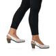 Weiße Rieker Pumps 40981-80 in Löcheroptik mit einer Schnalle. Schuh am Fuß.