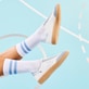 Weiße Rieker Damen Sneaker Low W2200-84 mit einer Schnürung. Schuh am Model.
