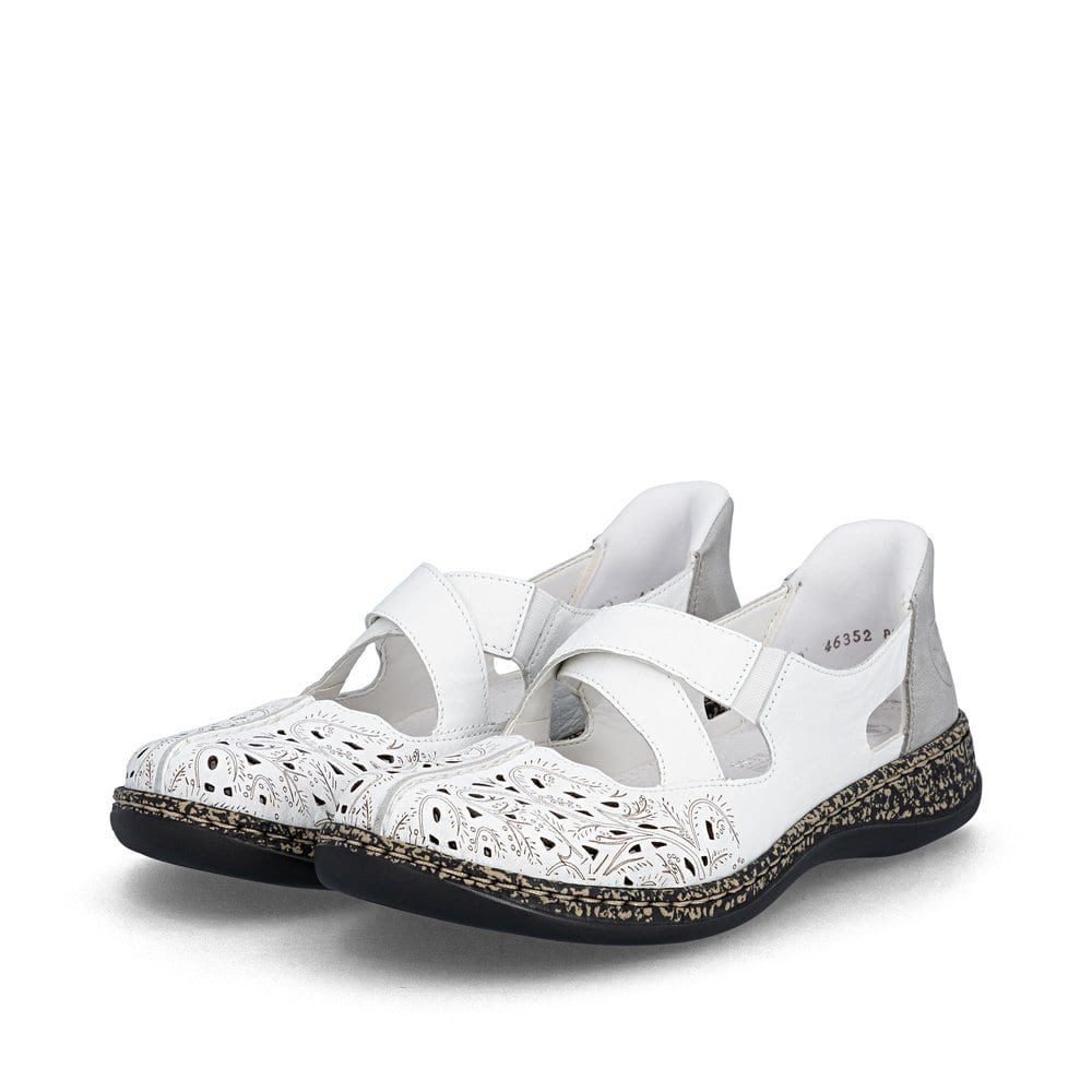 Ballerines Rieker blanches pour femme 46352-80 en cuir lisse. Chaussures inclinées sur le côté.