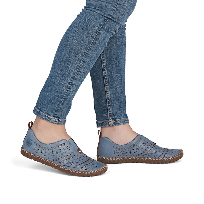 Blaue Rieker Damen Slipper M2852-12 aus Glattleder, Barfußschuhe. Schuh am Fuß.