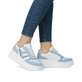 Blaue vegane Rieker Damen Sneaker Low M7815-10 mit einer Schnürung. Schuh am Fuß.