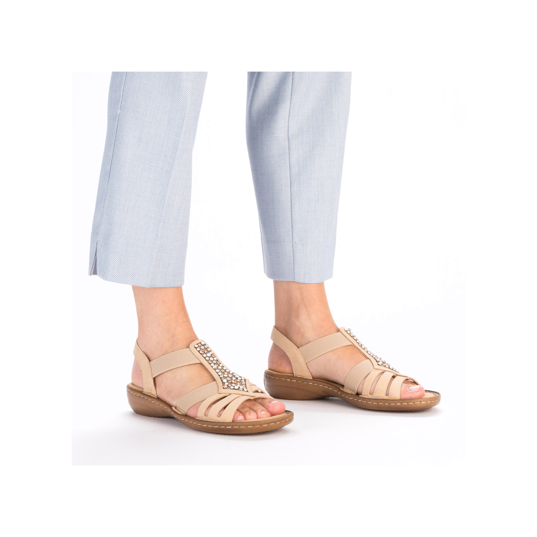 Braune Rieker Damen Riemchensandalen 60803-20 mit einem Elastikeinsatz. Schuh am Fuß.