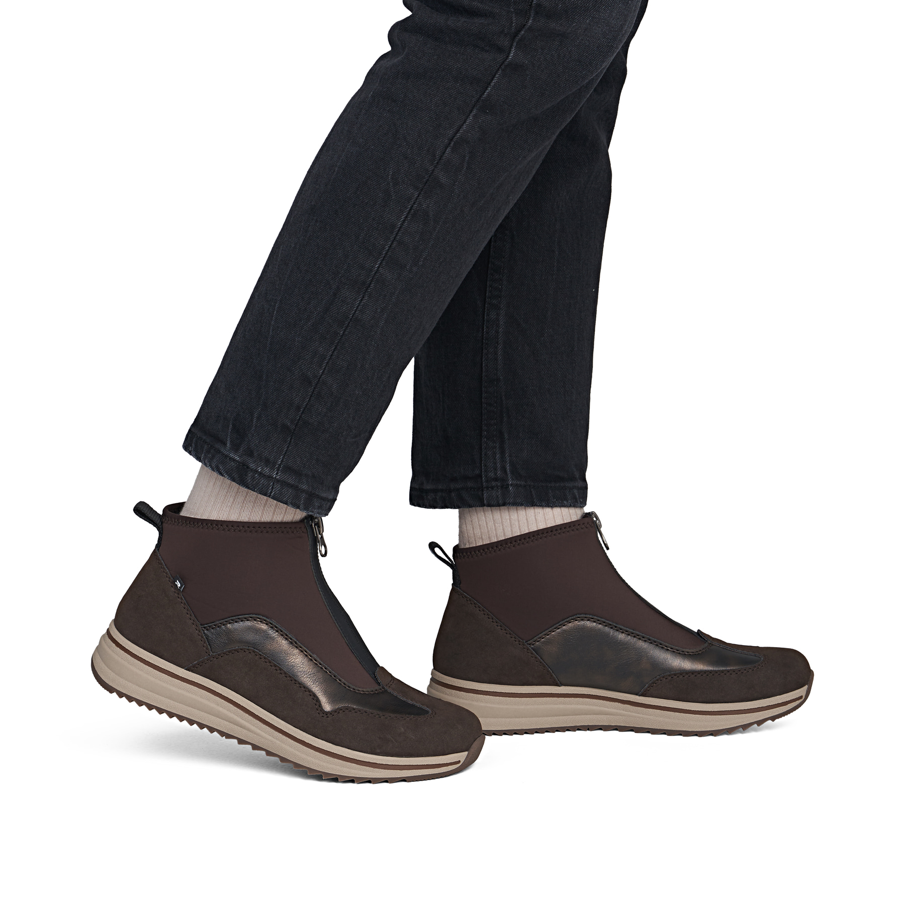 Braun-bronzefarbene Rieker Damen Kurzstiefel L5851-25 mit einem Reißverschluss. Schuh am Fuß.