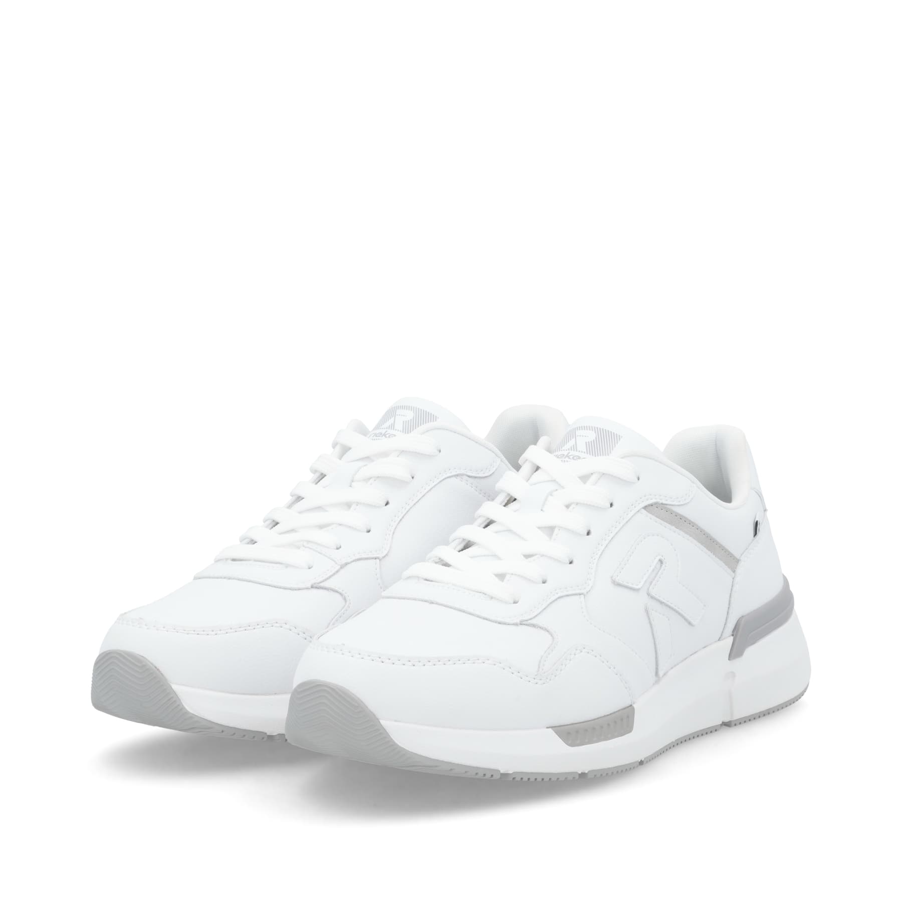 Weiße Rieker Herren Sneaker Low U1400-80 mit Schnürung sowie flexibler Sohle. Schuhpaar seitlich schräg.