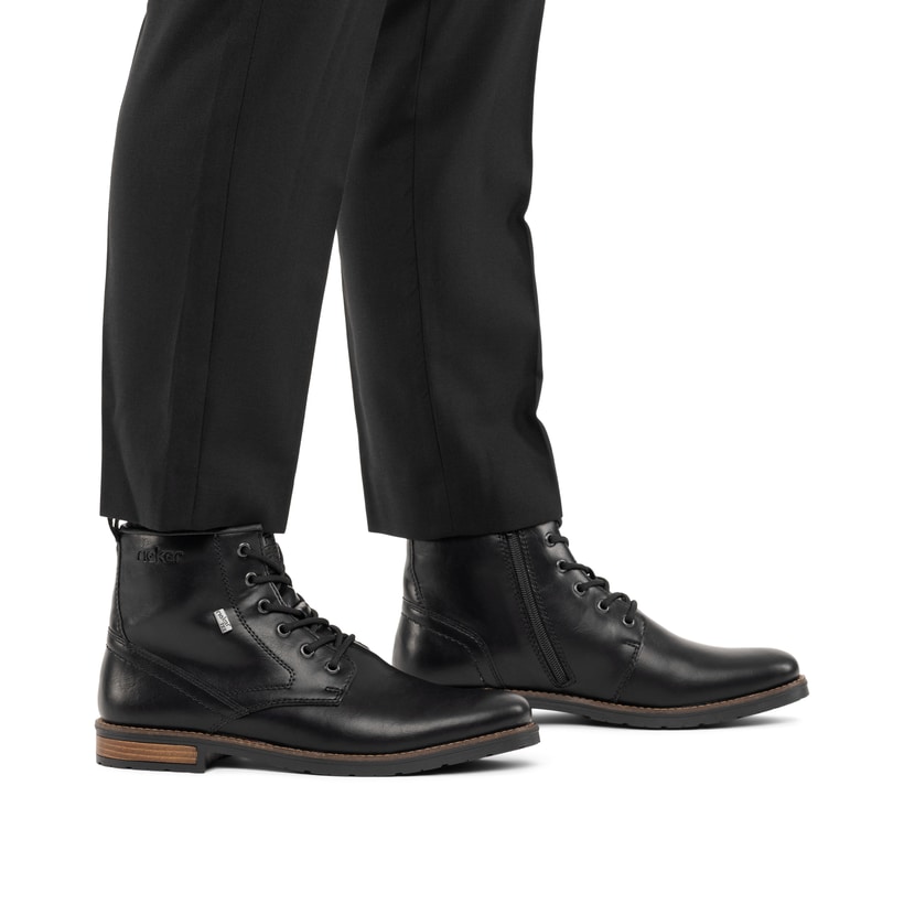 Schwarze Rieker Herren Schnürstiefel 14631-00 mit wasserabweisender TEX-Membran. Schuh am Fuß.