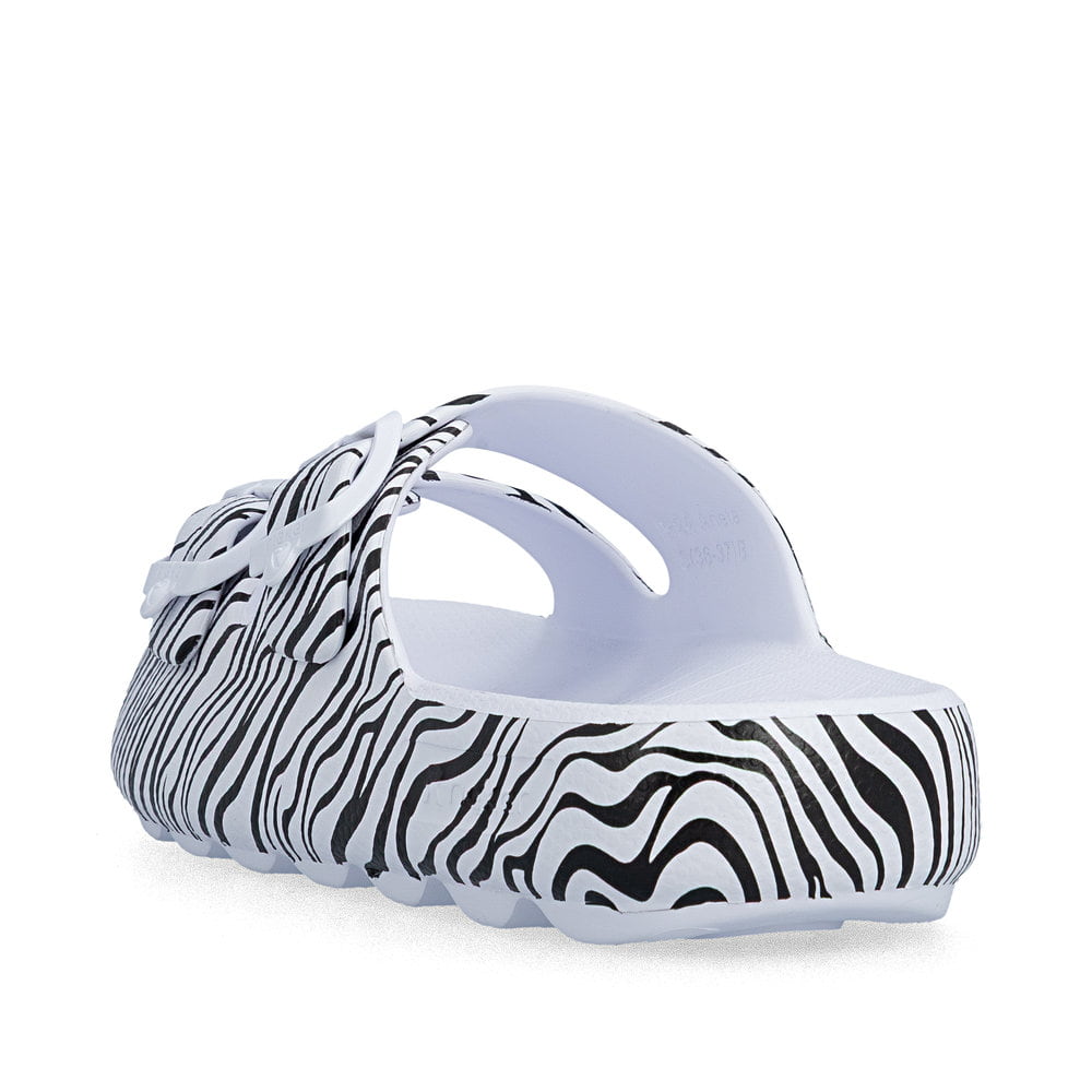 Schwarzweiße Rieker Damen Pantoletten P2450-81 mit angesagtem Animal-Print. Schuh von hinten.