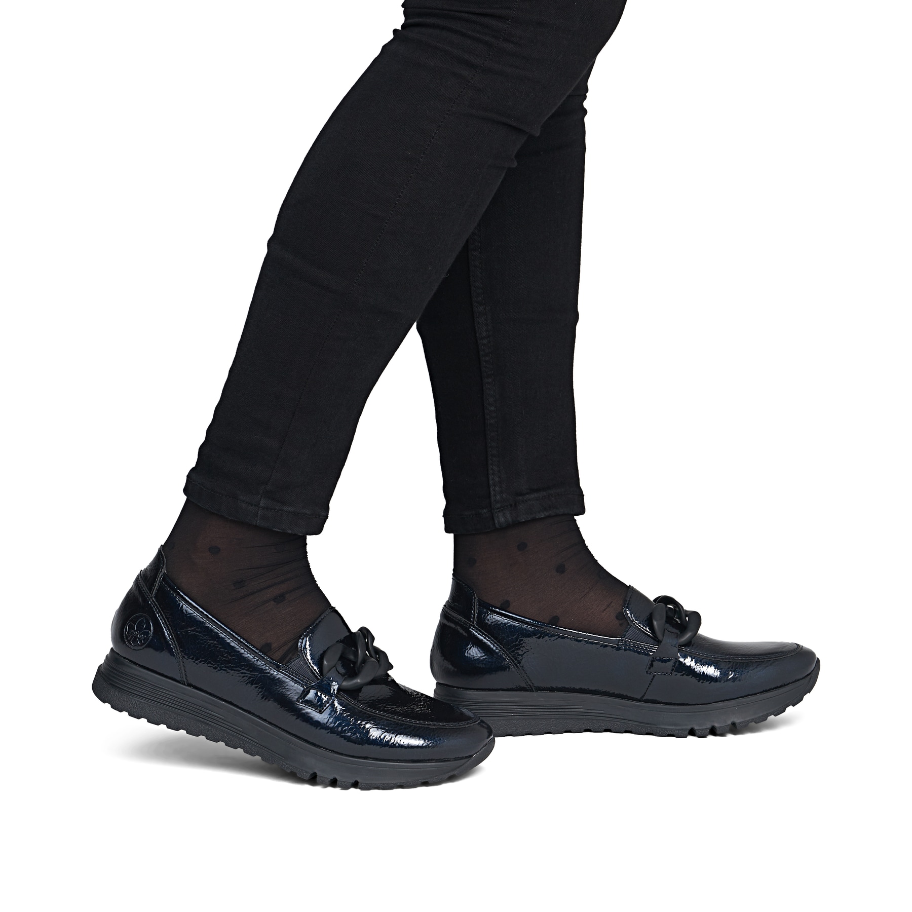 Dunkelblaue Rieker Damen Loafer 49051-14 mit Deko-Kette sowie einem Gummizug. Schuh am Fuß.