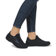 Schwarze Rieker Damen Slipper L1753-00 mit moderner Spannnaht. Schuh am Fuß.