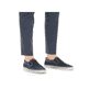 Blaue Rieker Herren Slipper B5264-14 mit Elastikeinsatz sowie verwaschenem Look. Schuh am Fuß.