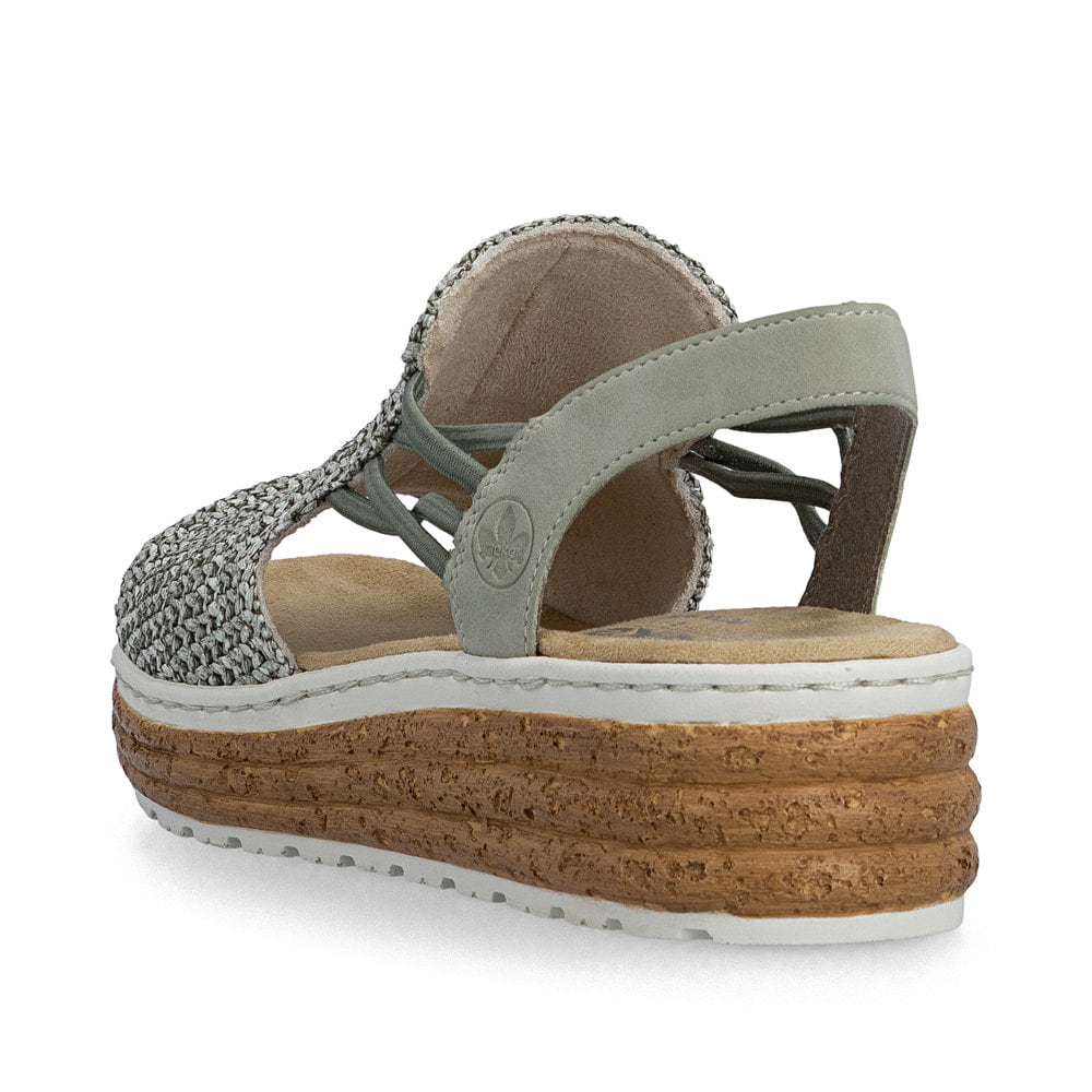 Khakifarbene Rieker Keilsandaletten 62741-52 mit Gummizug sowie der Extraweite H. Schuh von hinten.