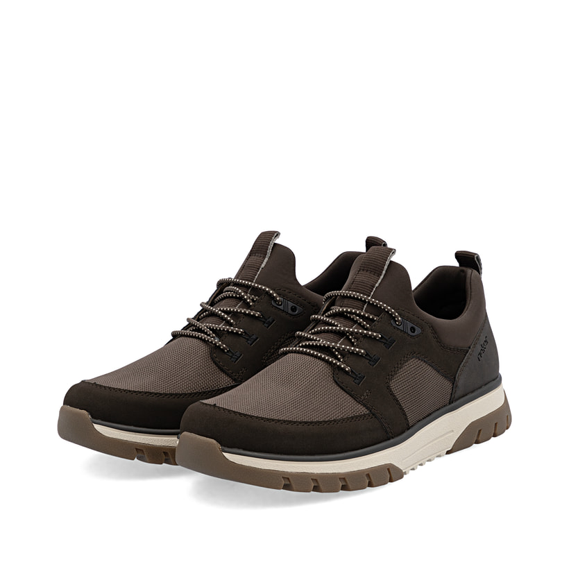 Braune Rieker Herren Slipper B9351-25 mit einem Gummizug sowie der Extraweite H. Schuhpaar seitlich schräg.