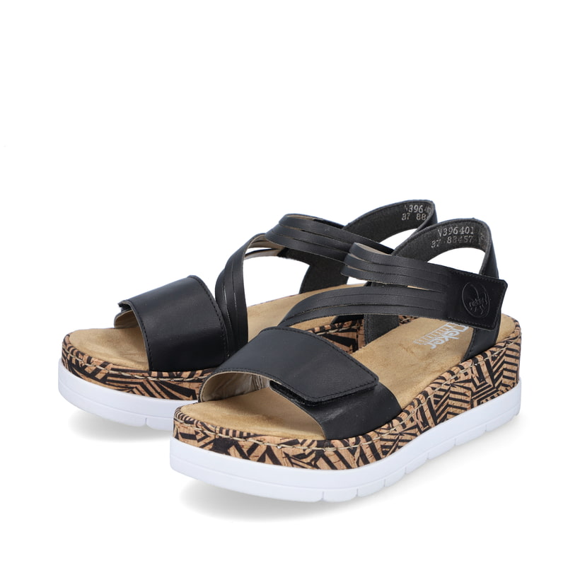 Schwarze Rieker Keilsandaletten V3964-01 mit einem Klettverschluss. Schuhpaar seitlich schräg.
