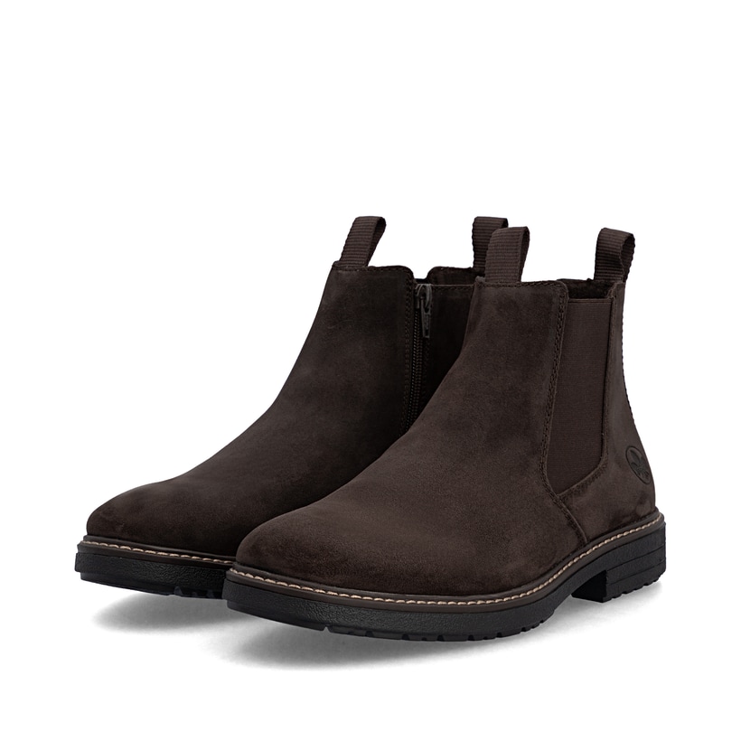 Dunkelbraune Rieker Herren Chelsea Boots 33180-28 aus Rauleder. Schuhpaar seitlich schräg.